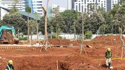 Aktivitas pekerja saat merenovasi bekas lapangan golf Driving Range di Kompleks GBK, Jakarta, Jumat (11/5). Lapangan tersebut diubah dari area komersil untuk menjadi hutan dalam kota. (Liputan6.com/Angga Yuniar)