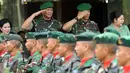 Pangdam Jaya, Mayjen Teddy Lhaksmana WK (kedua kiri) bersama Komandan Kodiklat TNI AD, Letjen TNI Agus Sutomo memberi hormat pada defile pasukan usai apel bersama di Makodam Jaya, Jakarta, Kamis (17/9/2015). (Liputan6.com/Helmi Fithriansyah)