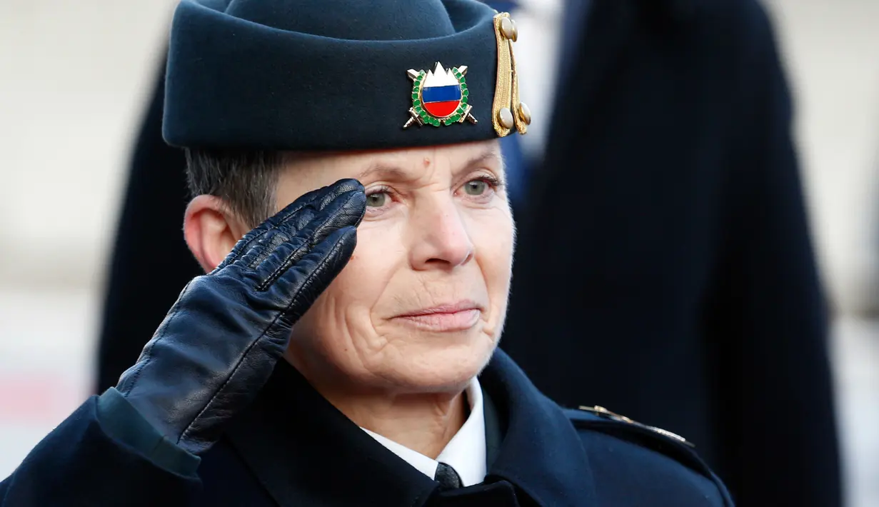 Mayor Jenderal, Alenka Ermenc memberi hormat selama upacara terima jabatan di Ljubljana, Rabu (28/11). Ermenc menjadi kepala Angkatan Darat Slovenia menggantikan Mayor Jenderal Alan Geder yang sebelumnya menjabat sejak Februari. (AP/Darko Bandic)