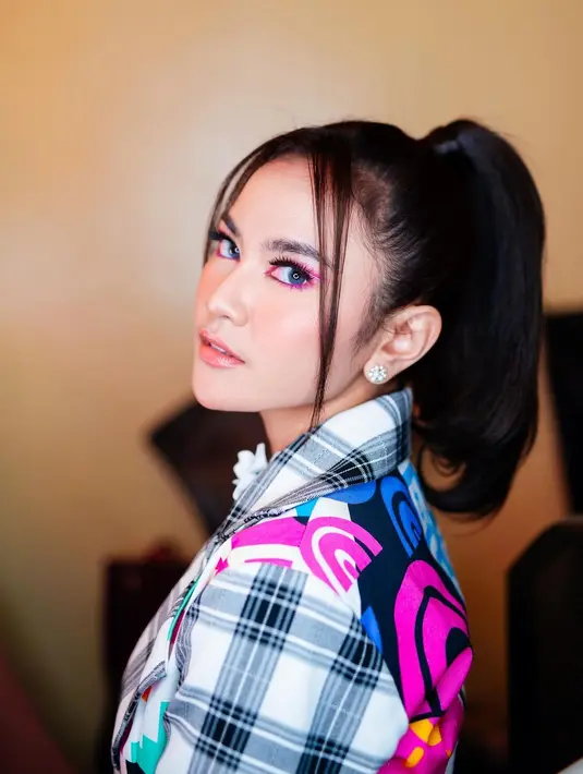 Lagi, penampilan Mahalini dengan makeup yang playful. Area matanya dipertajam dengan nuansa pink, serasi dengan pulasan lipstik merah muda yang glossy. [Foto: Instagram/mahaliniraharja]