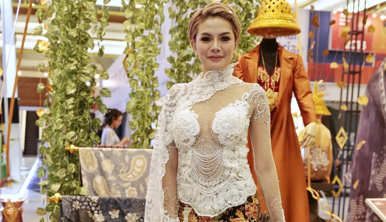 Malam itu, ia tampil anggun dan seksi dengan kebaya rancangan Anne Avantie. Busana yang dikenakan itu sempat membuat perbincangan warganet lantaran sebelumnya diunggah di instagram storynya. (Adrian Putra/Bintang.com)