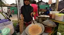 Peserta menampilkan pembuatan kerak telor di Pentas Seni dan Budaya Betawi di Kawasan Condet, Jakarta, Sabtu (5/11). Bertema Kampung Condet Berbudaye, pentas seni dan kuliner ini dihelat hingga Minggu (6/11). (Liputan6.com/Helmi Fithriansyah)