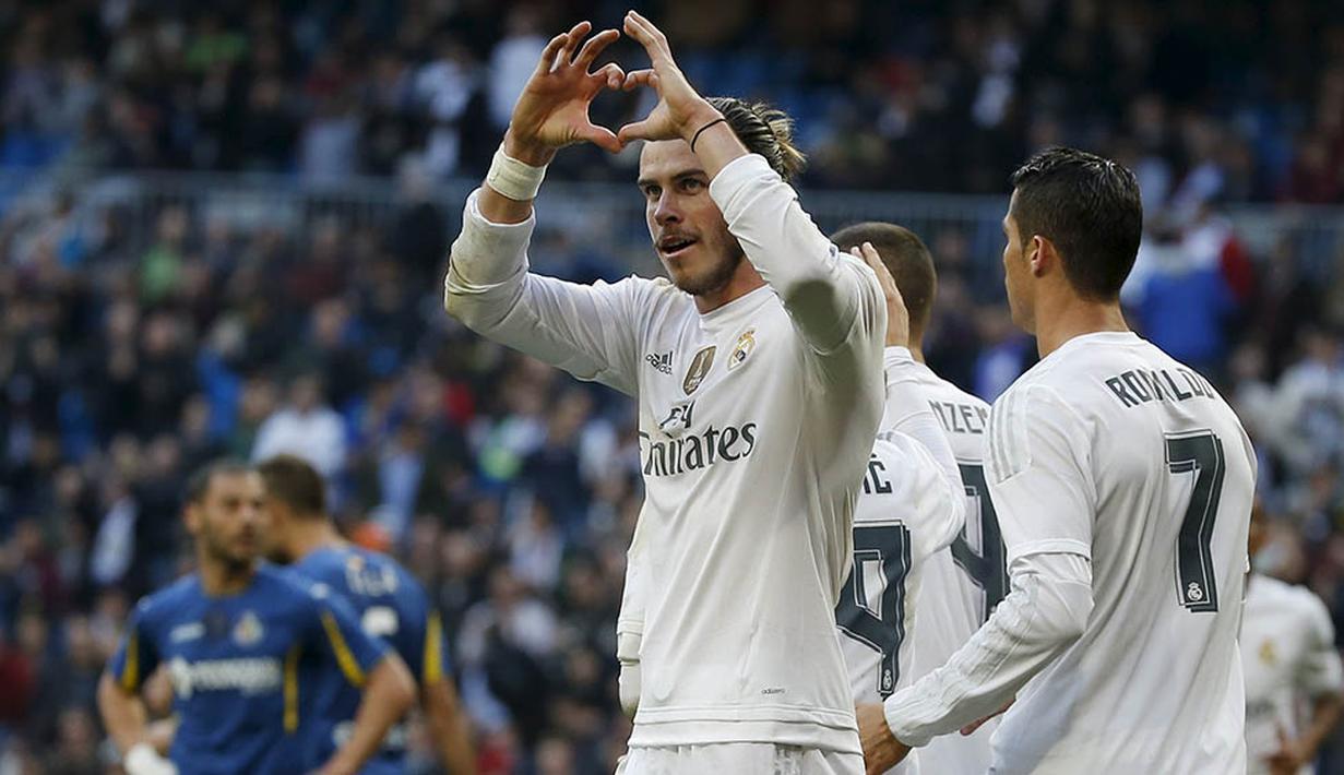 Gelandang Real Madrid, Gareth Bale, merayakan gol yang dicetaknya ke gawang Getafe pada laga La Liga di Stadion Santiago Bernabeu, Spanyol, Sabtu (5/12/2015). (Reuters/Susana Vera)