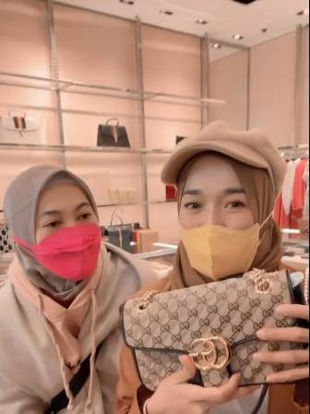 Duduk Sendirian Lagi, Ini 7 Momen Mommy ASF saat di Paris