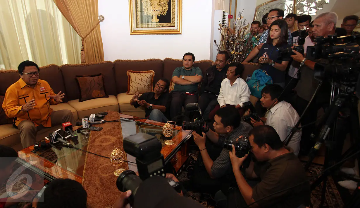 Oesman Sapta Odang memberikan keterangan pers di kediamannya, Jakarta, Kamis (22/12).Oesman Sapta Odang resmi menggantikan posisi Wiranto sebagai Ketua Umum Partai Hanura. (Liputan6.com/Johan Tallo)