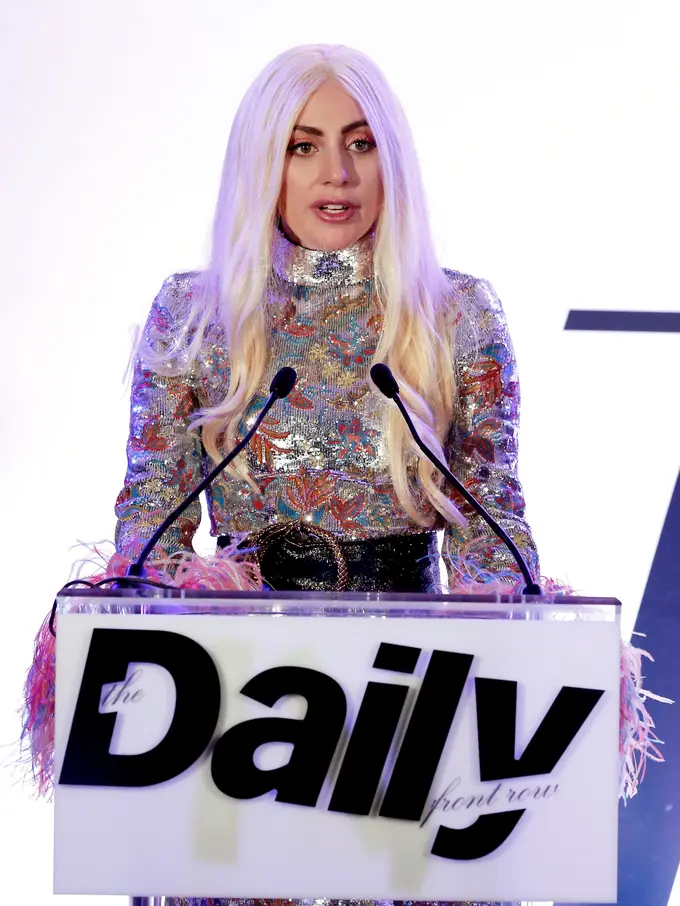 [Bintang] Penampilan Seperti Pria, Lady Gaga Nyaris Tak Dikenali