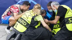 Megabintang Cristiano Ronaldo selalu menjadi sorotan baik sebelum atau sedang berjalannya laga di lapangan. Sebuah insiden terjadi jelang laga Young Boys vs Manchester United di Liga Champions. (Foto:AFP/Alessandro Della Valle)