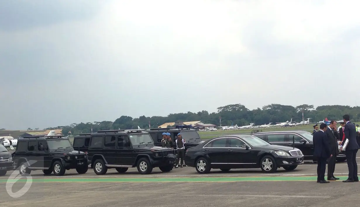 Petugas berjaga di dekat mobil yang akan di kenakan Presiden Joko Widodo dan Raja Arab Saudi, Salman bin Abdulaziz di Bandara Halim Perdanakusuma, Jakarta, Rabu (1/3).  (Liputan6.com/Fery Pradolo)