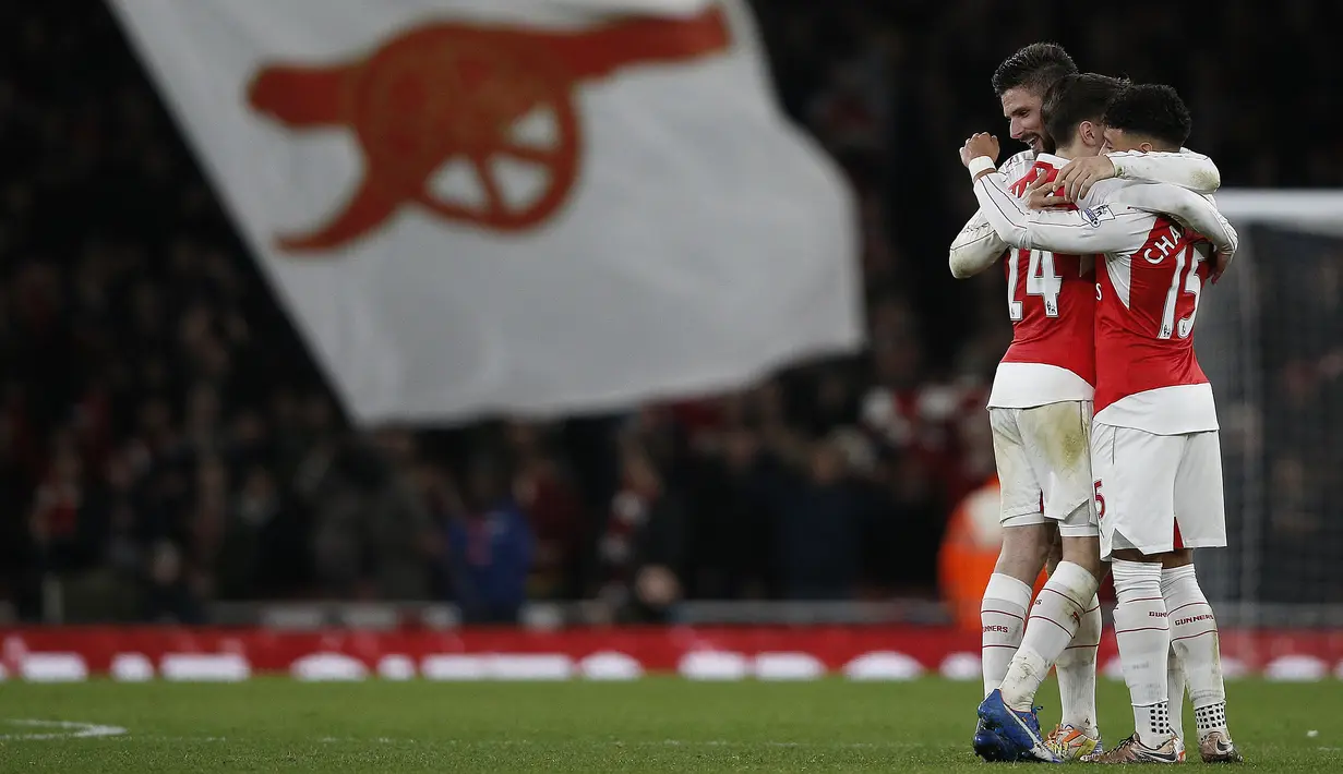 Striker Olivier Giroud (kiri) merayakan kemenangan bersama rekannya pada lanjutan Liga Premier Inggris di Stadion  Emirates, London, Selasa (22/12/2015) dini hari WIB. (AFP Photo/Adrian Dennis)