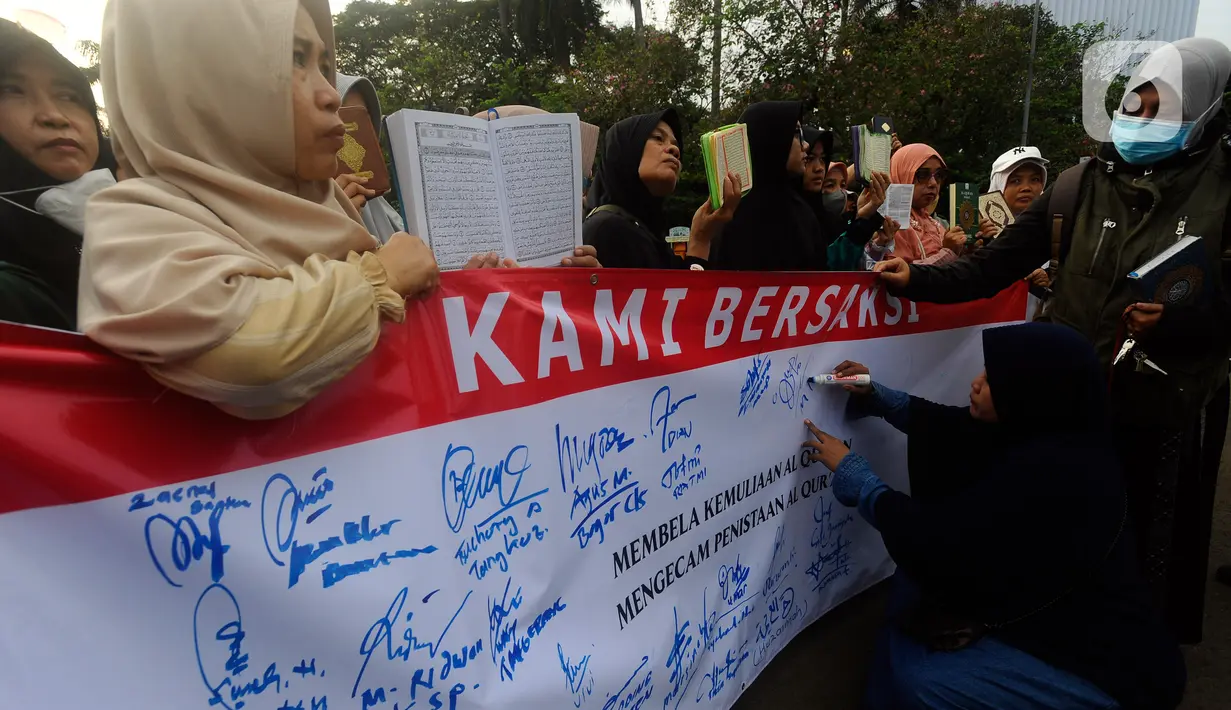 "Indonesia mengecam keras aksi provokatif pembakaran Al-Qur'an oleh seorang warga negara Swedia di depan Masjid Raya Sodermalm, Stockhol, saat Hari Raya Iduladha," seperti dikutip dari akun Twitter @Kemlu_RI, Kamis (29/6/2023). (merdeka.com/Arie Basuki)