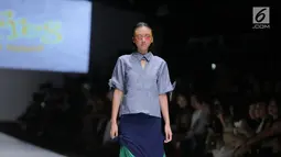 Model membawakan busana koleksi Friederich Herman pada Jakarta Fashion Week 2018 di Senayan City, Jakarta, Senin (23/10). Dalam ajang fashion tersebut Friederich Herman mengangkat tema 'The Burst Of Personalities Within'. (Liputan6.com/Faizal Fanani)