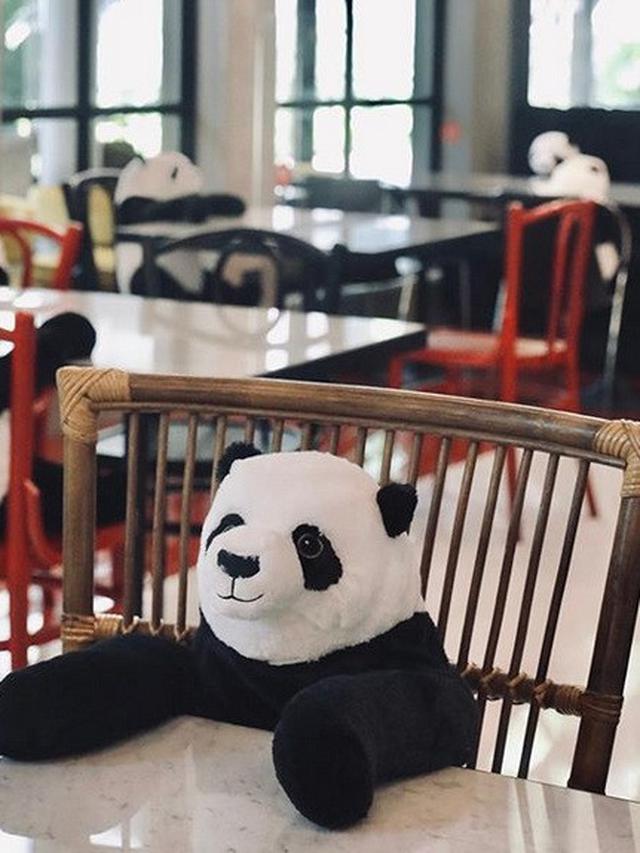 Restoran di Thailand Gunakan Boneka Panda untuk Menjaga Jarak Para Pelanggan