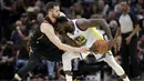 Pebasket Golden State Warriors, Draymond Green, berusaha melewati pebasket Cleveland Cavaliers, Kevin Love, pada final NBA di Quicken Loans Arena, Ohio, Jumat (8/6/2018). Warriors juara setelah menang 4-0 atas Cavaliers. (AFP/Tony Dejak)