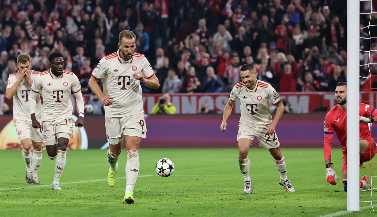 Pemain Bayern Munchen, Harry Kane merayakan gol tendangan penaltinya ke gawang Dinamo Zagreb pada laga Liga Champions 2024/2025 di Allianz Arena, Munchen, Jerman, Rabu (18/09/2024). (AFP/Alexandra Beier)