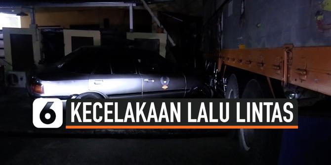 VIDEO: Tidak Memiliki Rem Tangan Truk Meluncur Tabrak Mobil dan Rumah