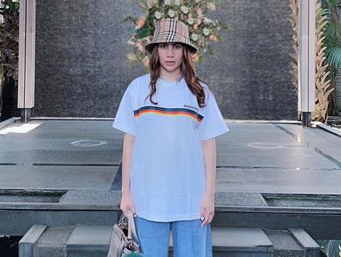 Penampilan wanita pemilik nama Narova Morina Sinaga ini selalu mencuri perhatian publik sejak aktif di dunia entertain hingga menjadi ibu dua anak. Gaya busananya yang terkesan santai ini pun hanya ia lengkapi menggunakan bucket hat. (Liputan6.com/IG/@therealmomogeisha)