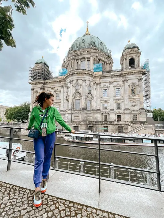 Syahnaz saat di Jerman terlihat nyaman dan santai memakai sweater dan celana.