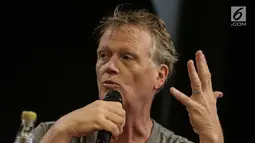 GNR Production Manager Dale Skjerseth memberikan keterangan jelang konser grup band Guns N’ Roses (GNR) di stadion GBK, Jakarta, Selasa (6/11). Konser bertajuk bertajuk "Not In this Lifetime”  akan berlangsung selama tiga jam. (Liputan6.com/Faizal Fanani)