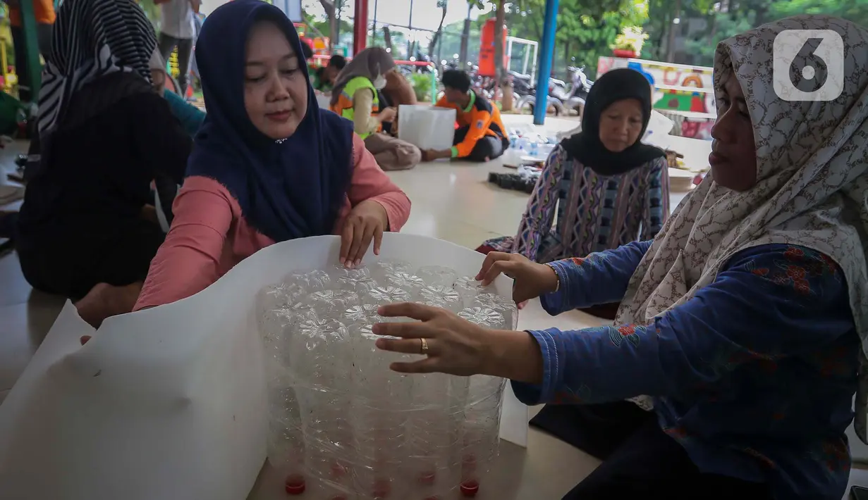 Peserta mengikuti pelatihan pembuatan kursi dari bahan limbah botol bekas di RPTRA Nusantara Ulujami, Jakarta Selatan, Selasa (28/11/2023). (Liputan6.com/Angga Yuniar)