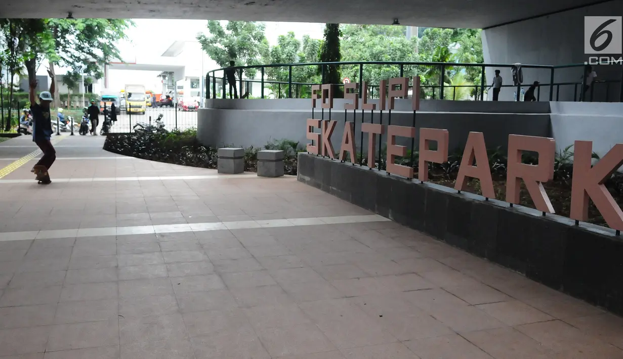 Skater sedang bermain di skaterpark di kolong Flyover Slipi, Jakarta, Selasa (15/1). Skatepark yang diberi nama FO SLIPI SKATEPARK itu belum diresmikan oleh Pemprov DKI Jakarta. (Liputan6.com/Herman Zakharia)