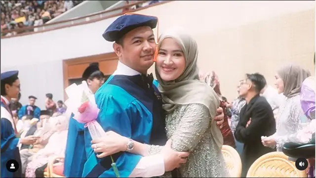 6 Potret Tommy Kurniawan Wisuda S1 di Usia 39 Tahun, Bahagia Didampingi Istri