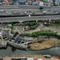 Pandangan udara proyek pembangunan sodetan Kali Ciliwung di Banjir Kanal Timur (BKT), Jakarta Timur, Senin (20/2/2023). Progres pembangunan sodetan Kali Ciliwung menuju BKT sudah mencapai 62 persen. Proyek yang menelan biaya mencapai Rp1,2 triliun ini ditargetkan berfungsi paling lambat April 2023. (merdeka.com/Iqbal S Nugroho)