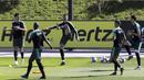 Striker Portugal, Cristiano Ronaldo, saat latihan jelang laga kualifikasi Piala Eropa di Lisbon, Selasa (19/3). Portugal akan berhadapan dengan Ukraina. (AP/Armando Franca)
