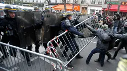 Polisi dan demonstran terlibat bentrok saat unjuk rasa menjelang Konferensi Perubahan Iklim Dunia 2015 di Place de la Republique Paris, Prancis, Minggu (29/11). Paris melarang semua aksi demonstrasi pasca teror beberapa waktu lalu. (REUTERS/Eric Gaillard)