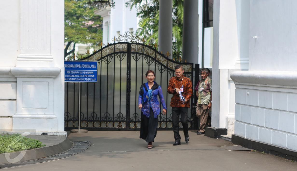 Menteri Kelautan dan Perikanan, Susi Pudjiastuti usai menemui Presiden Jokowi di Istana Merdeka, Jakarta, Senin (22/6). Kedatangan Menteri Susi untuk melaporkan dicabutnya izin 15 perusahaan ikan terkait illegal fishing. (Liputan6.com/Faizal Fanani)