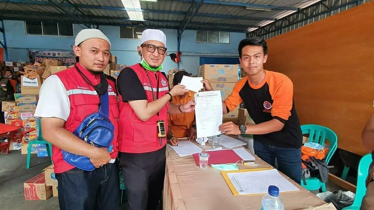 Ustaz Zacky Mirza mendadak muncul di lokasi banjir bandang di kawasan Cicurug, Sukabumi. (https://www.instagram.com/p/CFldy9_hN_v/)