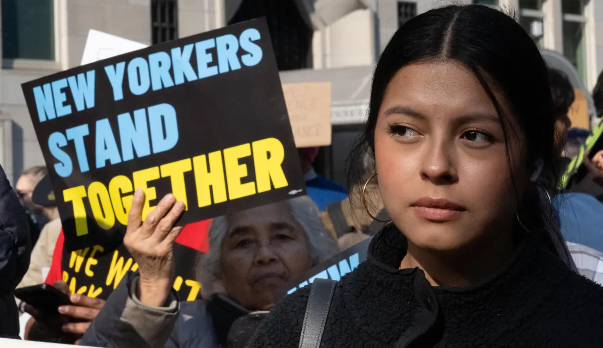 Para imigran dan aktivis berunjuk rasa menentang pemerintahan Donald Trump yang akan datang dan rencananya untuk mendeportasi imigran tidak berdokumen secara massal. (Stephanie Keith/Getty Images North America/Getty Images via AFP)