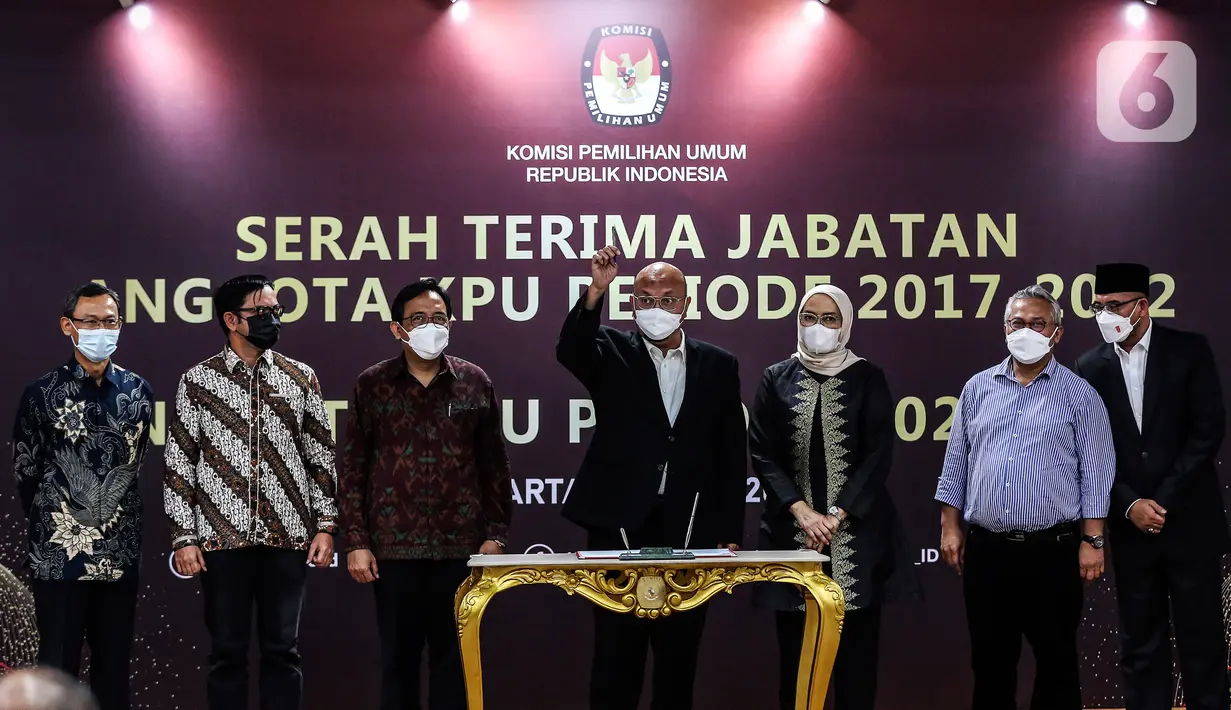 Ketua KPU Periode 2017 - 2022 Ilham Saputra menandatangani berita acara serah terima jabatan Komisioner KPU di Gedung KPU, Jakarta, Selasa (12/4/2022). Presiden Joko Widodo hari ini resmi melantik ketujuh komisioner KPU untuk bertugas dalam periode 2022-2027. (Liputan6.com/Johan Tallo)