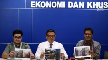 Direktur Tindak Pidana Ekonomi Khusus Bareskrim Polri Brigjen Pol Agung Setya (tengah) menunjukkan foto saat memberikan keterangan pers mengenai pengungkapan pembuatan dan peredaran miras tanpa izin di Jakarta, Senin (23/10). (Liputan6.com/JohanTallo)