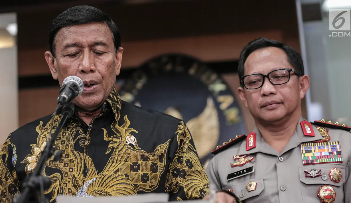 Menko Polhukam Wiranto (kiri) didampingi Kapolri Jenderal Pol Tito Karnavian (kanan) memberi keterangan di Kemenkopolhukam, Jakarta, Jumat (6/10). (Liputan6.com/Faizal Fanani)