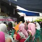 Cagub Sulsel, Agus Arifin Nu'mang kampanye dialogis dihadapan emak-emak di Kelurahan Panaikang, Makassar (Liputan6.com/ Eka Hakim)