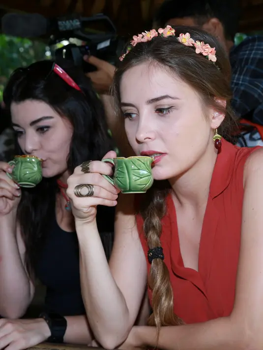 Kopi luwak adalah salah satu minuman khas Indonesia yang sangat digemari oleh para pemain ‘Elif’, tidak heran mereka sangat senang ketika mengunjungi Teba Sari Bali Agrotourism dan terlibat dalam proses pembuatan kopi. (Deki Prayoga/Bintang.com)