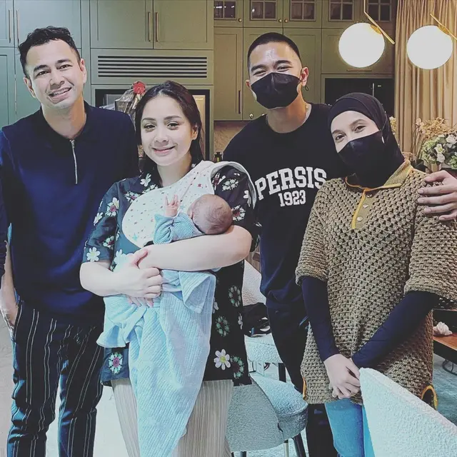 5 Potret Kaesang Pangarep Jenguk Rayyanza Anak Raffi Ahmad, Nadya Arifta Turut Hadir