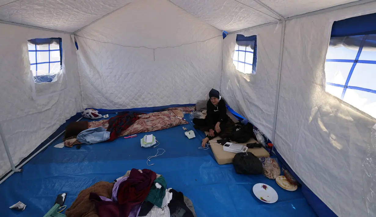 Seorang wanita Lebanon lanjut usia yang mengungsi duduk di dalam salah satu tenda biru yang didirikan pemerintah untuk orang-orang yang meninggalkan rumah dan desa mereka di pinggiran selatan Beirut dan Lebanon Selatan, Jumat 22 Mei 2026. (Anwar AMRO/AFP)