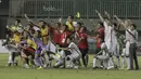 Para pemain Bali United Melakukan selebrasi usai berhasil mengalahkan PS TNI pada laga lanjutan liga 1 di Stadion Pakansari, Bogor, Senin (10/7/2017). Bali United menang 4-3 atas PS TNI. (Bola.com/M Iqbal Ichsan)