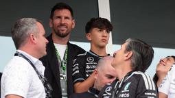 Messi hadir langsung dalam balapan yang berlangsung di Miami International Autodrome Circuit, Florida dan sempat mengunjungi garasi dari tim Mercedes. (AFP/Chandan Khanna)