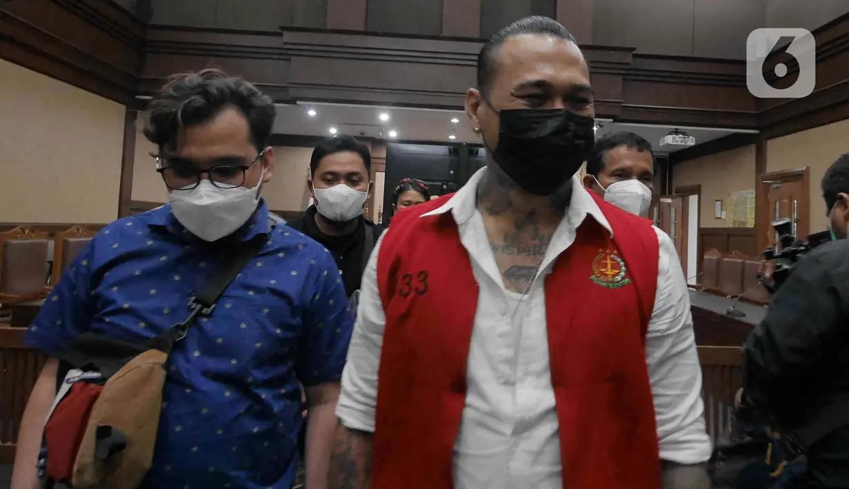 Terdakwa musisi I gede Ari Astina atau Jerinx usai mengikuti sidang tuntutan di PN Jakarta Pusat, Jakarta, Jumat (18/2/2022). Jerinx dituntut dua tahun penjara dan denda Rp50 juta subsider dua bulan kurungan atas kasus dugaan pengancaman kepada Adam Deni. (Liputan6.com/Herman Zakharia)