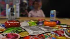 Kondom rasa nasi lemak diperlihatkan di pabrik Karex Industries, Malaysia (20/9). Perusahaan kondom terbesar dunia asal Malaysia, Karex Industries telah memproduksi kondom dengan rasa makanan khas Negeri Jiran, nasi lemak. (AFP Photo/Manan Vatsyayana)