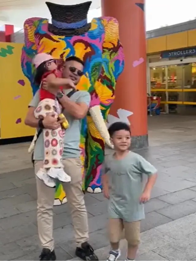6 Gaya Fashion Liburan Keluarga Irish Bella di Legoland Malaysia, Tampil Kompak