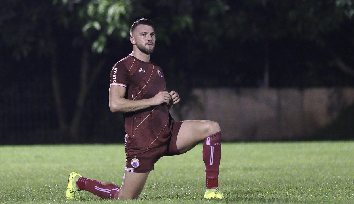 Pemain Persija Jakarta, Marko Simic, melakukan pemansan saat latihan di Lapangan Sutasoma Halim, Jakarta, Jumat (10/5). Latihan ini merupakan persiapan jelang laga Liga 1 Indonesia 2019. (Bola.com/Yoppy Renato)