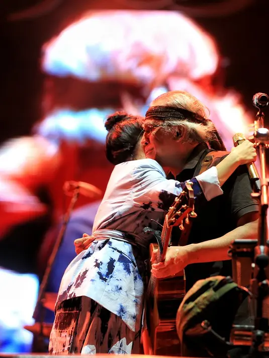 Konser Perayaan Karya memperingati ulang tahun Iwan Fals ke-55 tahun, jatuh pada 3 September 2016. Digelar di Pantai Carnaval Ancol, Jakarta Utara, Sabtu (4/9). Ini merupakan konser perdana ultahnya selama 40 tahun berkarier. (Adrian Putra/Bintang.com)