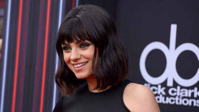 Mila Kunis di Billboard Music Awards