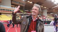 Sir James Arthur Ratcliffe melambai sebelum pertandingan sepak bola Prancis L1 antara AS Monaco dan OGC Nice di "Stadion Louis II" di Monaco pada 20 April 2022. Jika Manchester United jatuh ke tangan Sir Jim Ratcliffe, ia siap mengembalikan klub itu ke persaingan papan atas, setelah terpuruk beberapa musim terakhir. (AFP/Valery Hache)