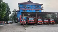 Sejumlah mobil DPKP Kota Depok yang terparkir di Mako DPKP Kota Depok. (Liputan6.com/Dicky Agung Prihanto).