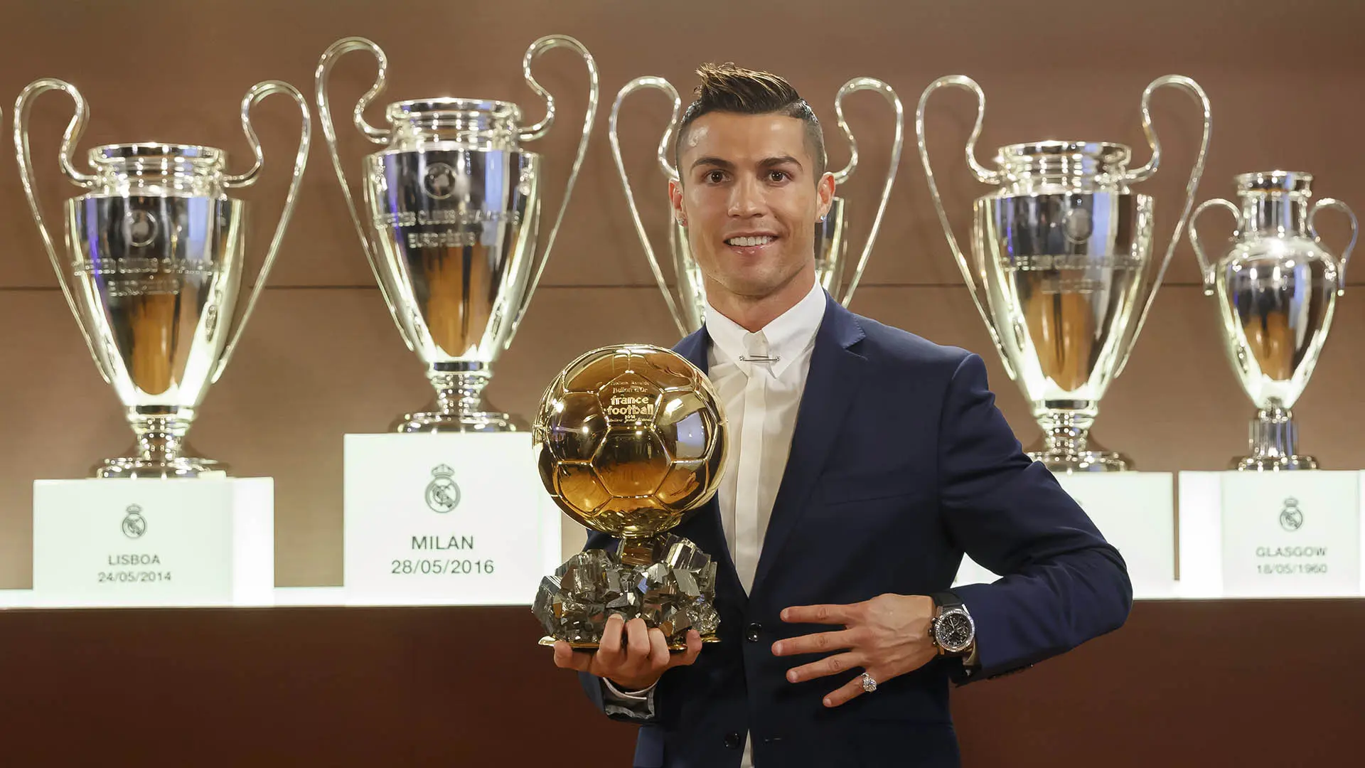 Cristiano Ronaldo meraih gelar Ballon d'Or 2016. (AFP/Franck Seguin)