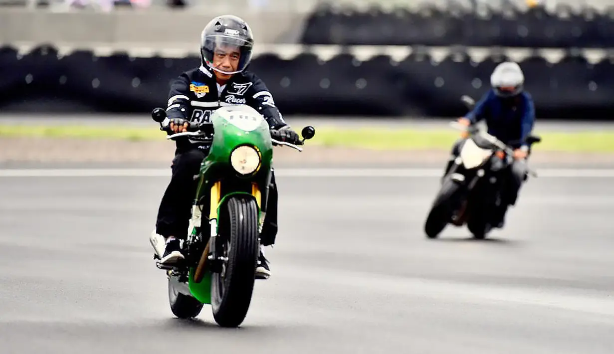 Mencoba sirkuit yang memiliki 17 tikungan tersebut dan panjang lintasan 4,31 km, Jokowi menggunakan motor Kawasaki W175 yang telah dimodifikasi. (Istana Kepresidenan/Agus Suparto)